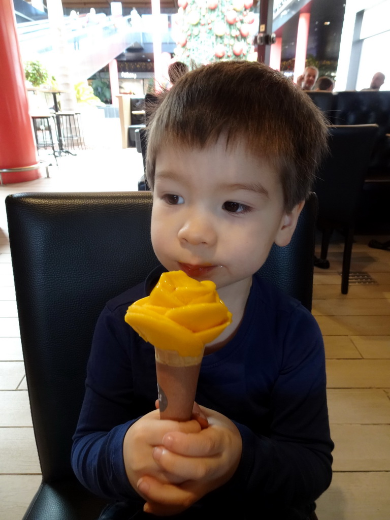 Max with a Gelato Tower ice cream at the Amorino shop at the ground floor of the Siam Mall