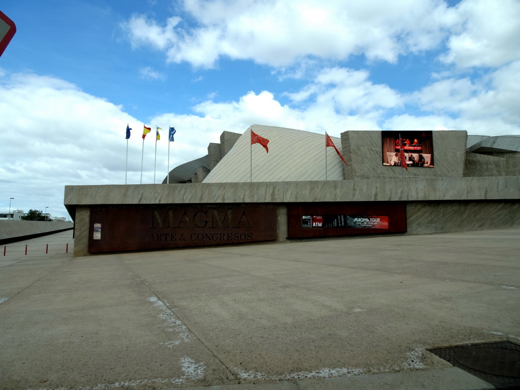 South side of the Magma Art & Congress center, viewed from the rental car on the Avenida de los Pueblos street