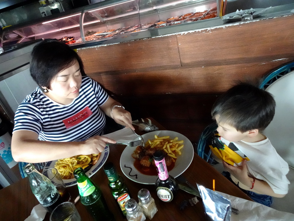 Miaomiao and Max having lunch at the Restaurante La Caleta