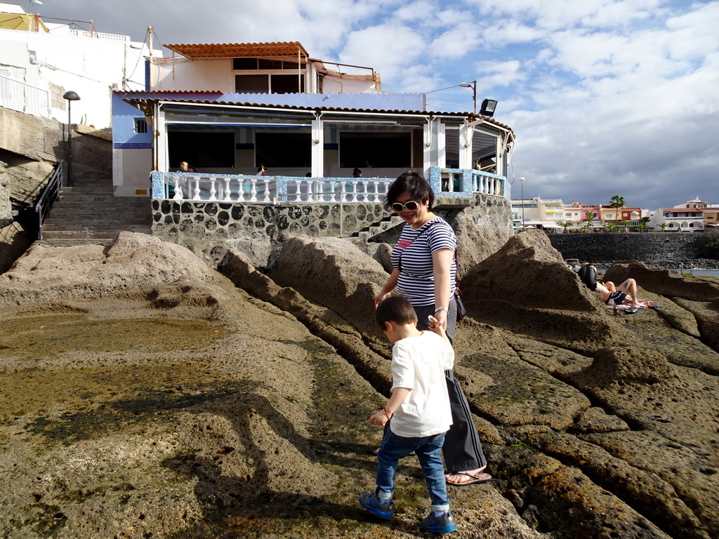 Miaomiao and Max at the Playa La Caleta beach, with a view on the west side of the Restaurante La Caleta