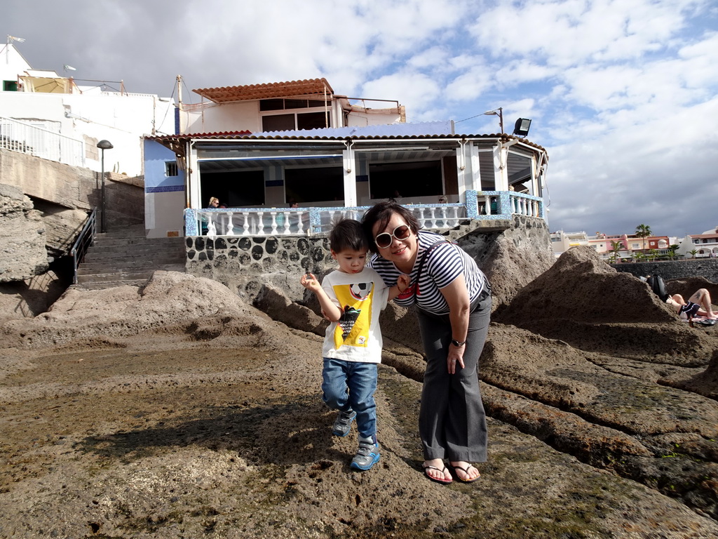 Miaomiao and Max at the Playa La Caleta beach, with a view on the west side of the Restaurante La Caleta