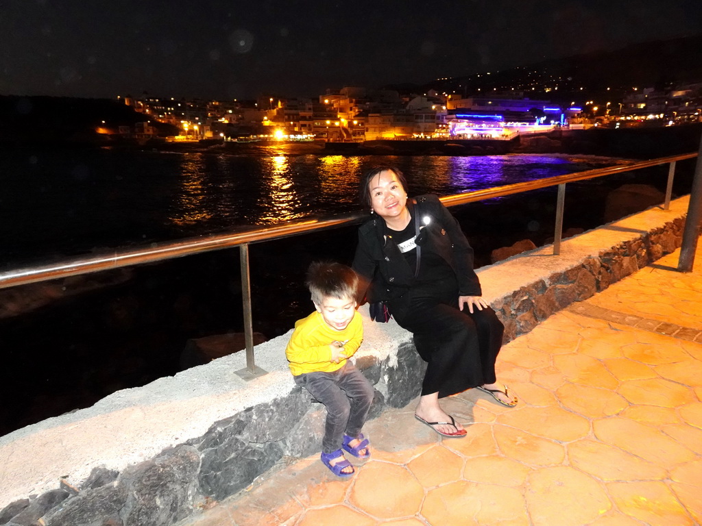 Miaomiao and Max at the Calle los Pescadores street, with a view on the restaurants on the north side, by night