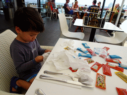 Max playing with tomato ketchup, mayonnaise and mustard at the Restaurante La Farola del Mar