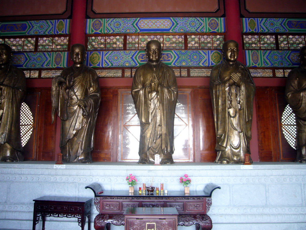 Bronze statues of kings in Chong Sheng Temple