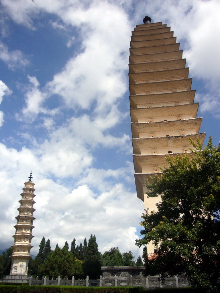 Qianxun Pagoda and sibling pagoda of the Three Pagodas