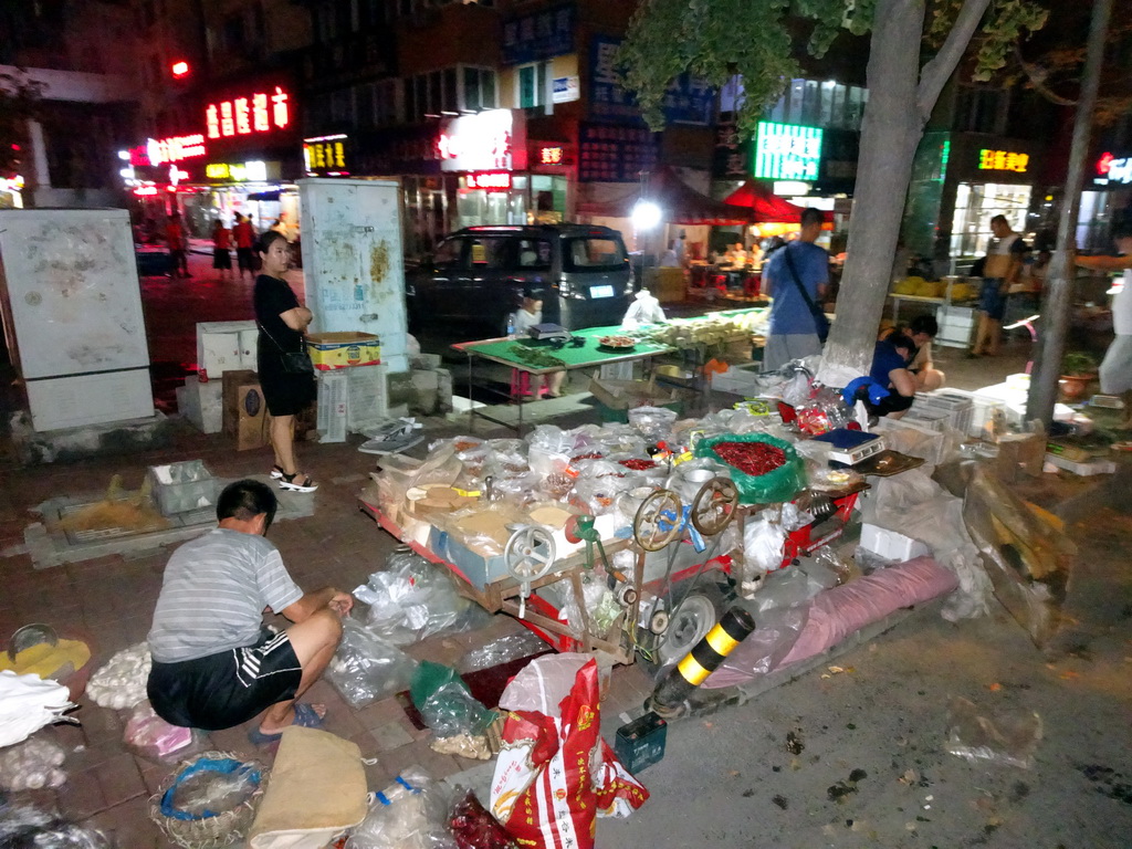 Street salesmen at Fushun Street, by night