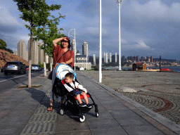 Miaomiao and Max at Binhai Road, with a view on the skyscrapers at the Xihaitun neighbourhood