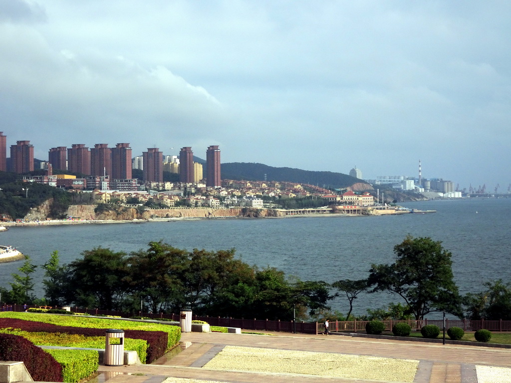 Square at Binhai Road and skyscrapers at the Xihaitun neighbourhood