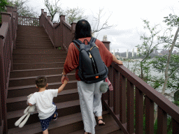 Miaomiao and Max at the staircase from the rock beach just below a square at Binhai Road