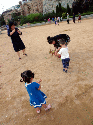 Max with his aunt, his cousin and a dog at Haijingyuan beach