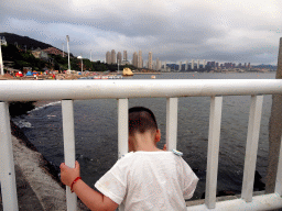 Max at Haijingyuan beach, with a view on the skyscrapers at the Xihaitun neighbourhood