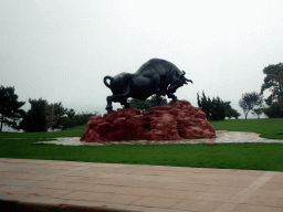 Bull statue at Central Street, viewed from the taxi