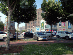 Shopping mall at Jinshi Road, viewed from the taxi