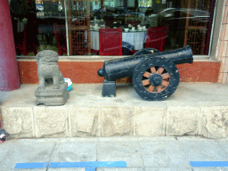 dalian_348 - 311 kb - 1024x768 - Statue and cannon at the front of the Daqinghua Dumplings restaurant at Wuwu Street Statue and cannon at the front of the Daqinghua Dumplings restaurant at Wuwu Street