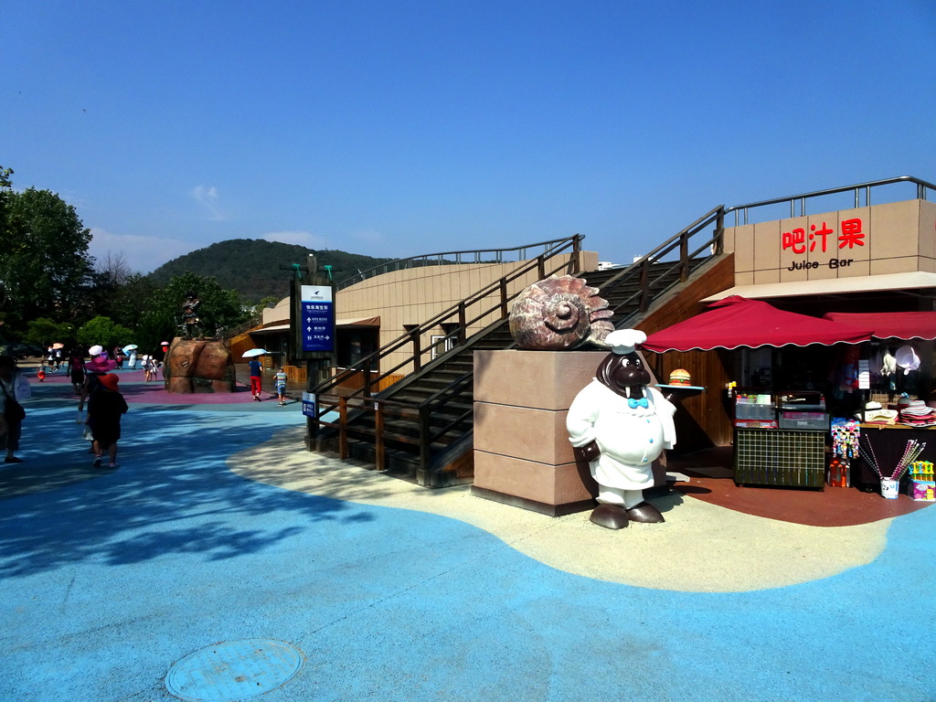 Juice Bar at the Happy Shopping Gallery at the Dalian Laohutan Ocean Park