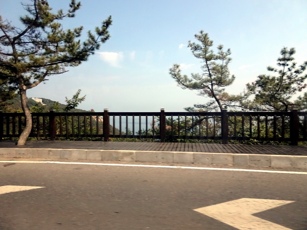 The Xiuyuefeng Scenic Area, viewed from the taxi at Binhai Middle Road