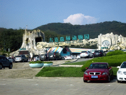 The South Gate of the Dalian Forest Zoo at Binhai West Road, viewed from the taxi