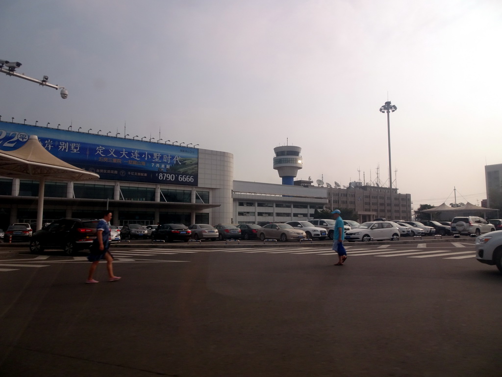 Front of the Dalian Zhoushuizi International Airport, viewed from the taxi