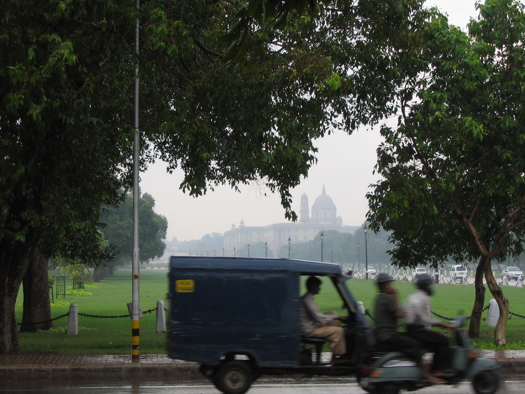 Moped and auto rickshaw in front of the Parliament Buildings at Rajpath Road