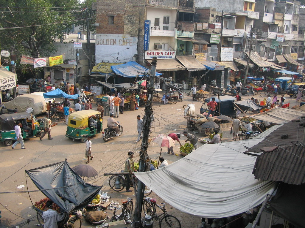 Ramdwara Road with rickshaws and a cow, viewed from the Post Office