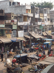 Ramdwara Road with rickshaws and a cow, viewed from the Post Office