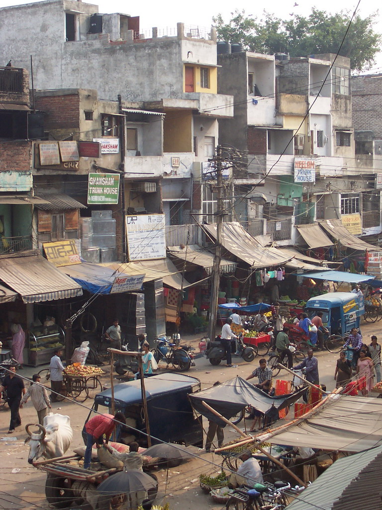 Ramdwara Road with rickshaws and a cow, viewed from the Post Office