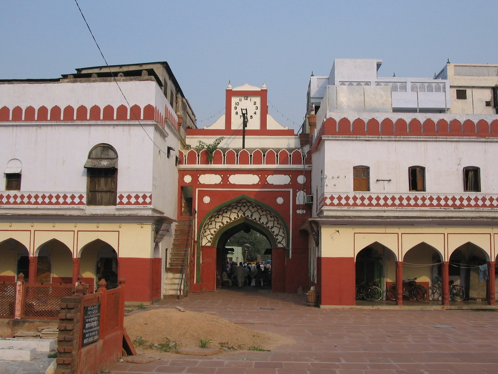 Entrance gate to the Fatehpuri Masjid mosque