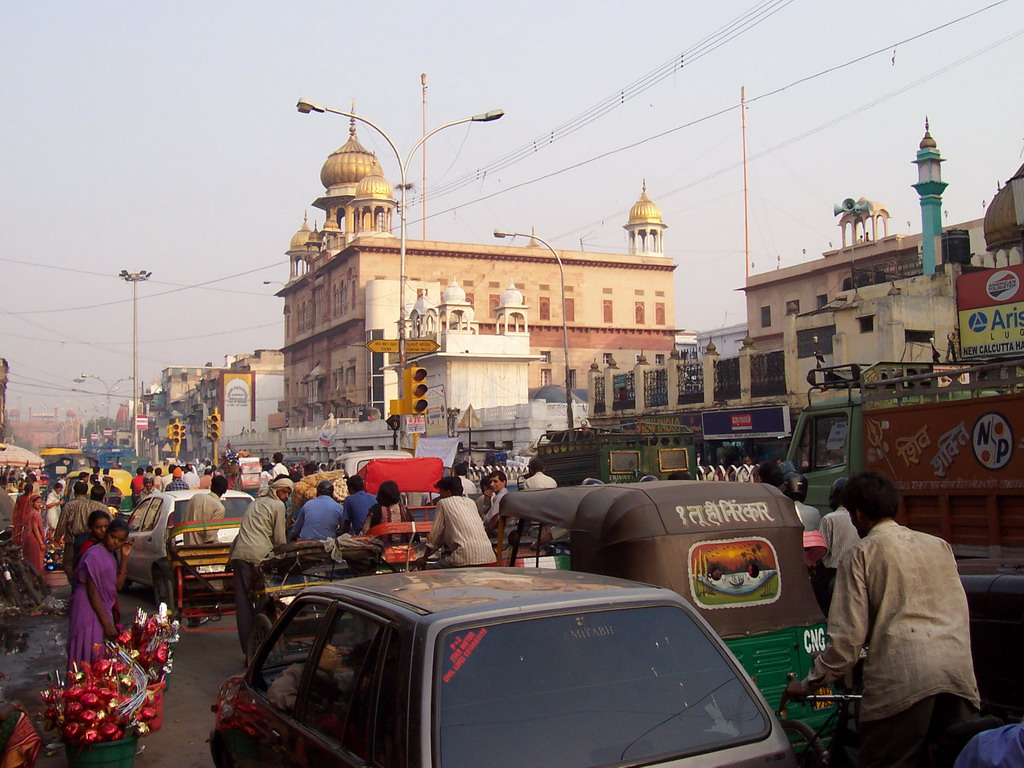 The Chandni Chowk road with the Gurudwara Sis Ganj Sahib temple