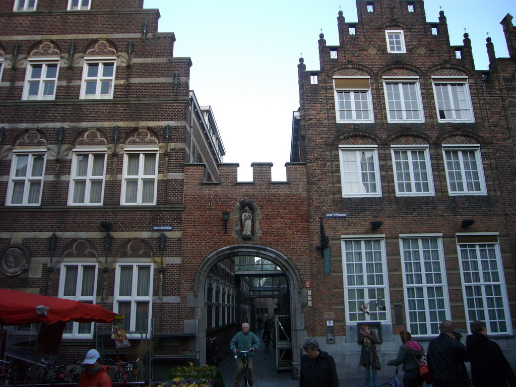 The Ruische Poort gate inbetween the Orthenstraat street and the Hooge Steenweg street