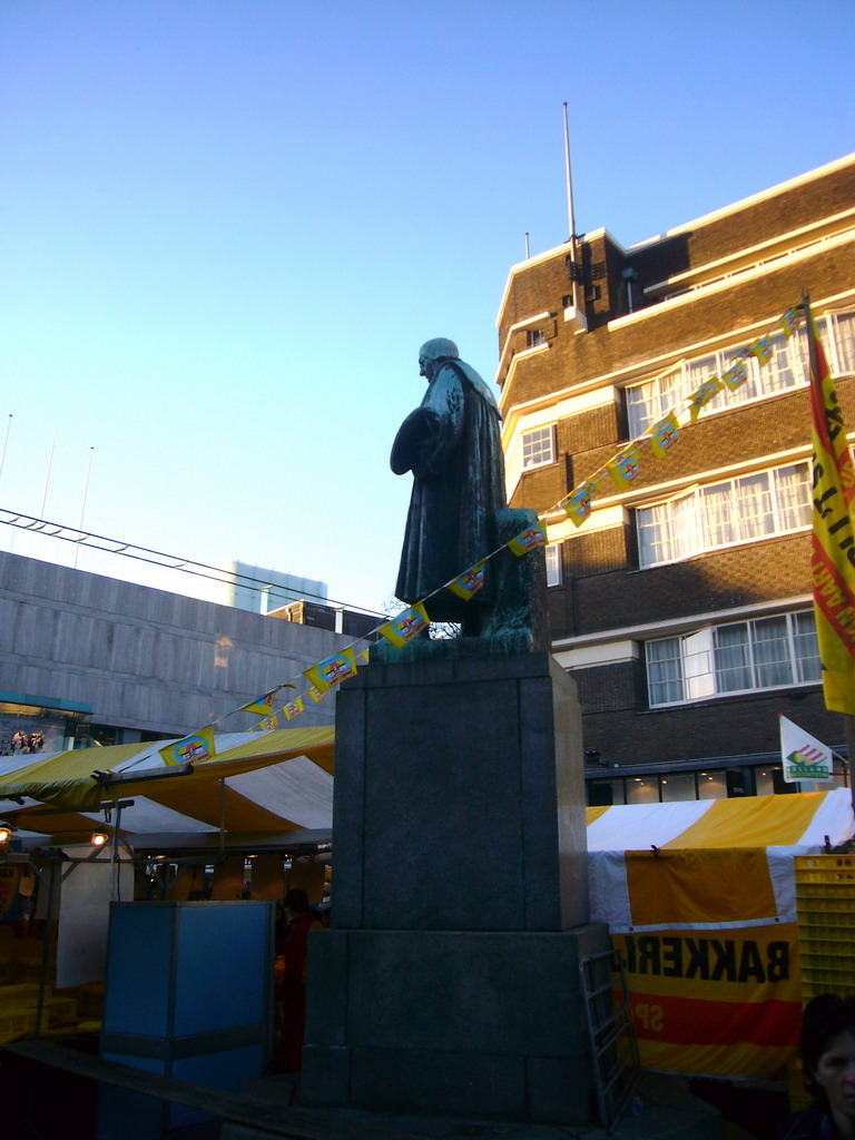 Statue of Hieronymus Bosch and market stalls at the Markt square