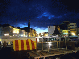 Market stalls and the City Hall at the Markt square, by night