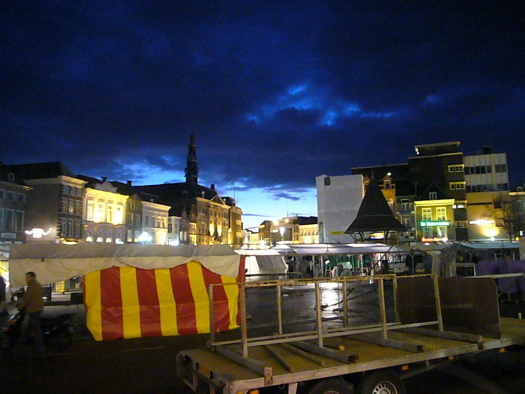 Market stalls and the City Hall at the Markt square, by night