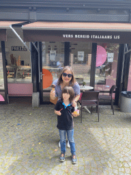 Miaomiao and Max with ice creams in front of the Frezzo shop at the Visstraat street
