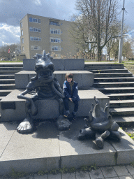 Max with the statue `Andert de Neanderthaler` by Tom L`Istelle, at a staircase near the exit of the Sint-Jan parking garage