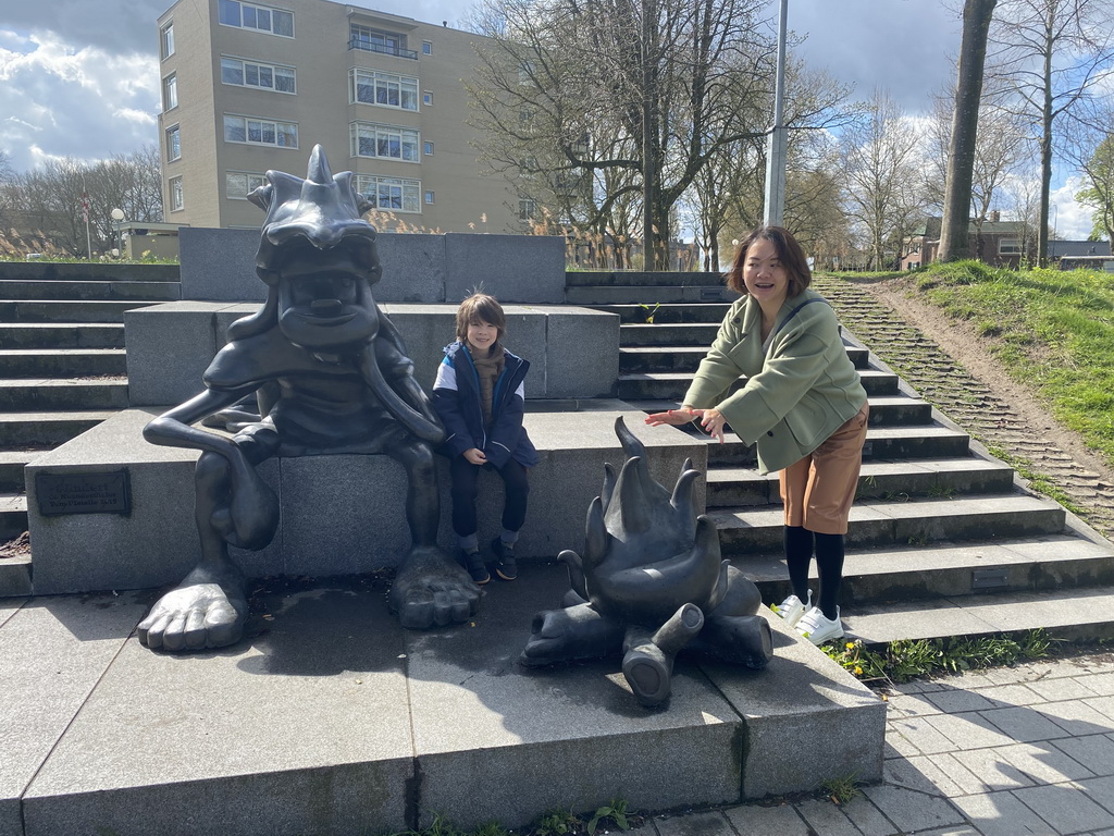 Miaomiao and Max with the statue `Andert de Neanderthaler` by Tom L`Istelle, at a staircase near the exit of the Sint-Jan parking garage