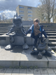 Max with the statue `Andert de Neanderthaler` by Tom L`Istelle, at a staircase near the exit of the Sint-Jan parking garage