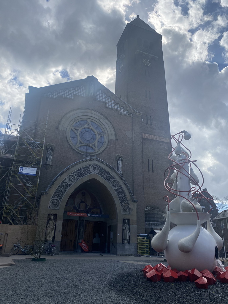 Statue and front of the Hieronymus Bosch Art Center at the Jeroen Boschplein square