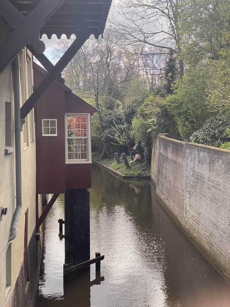 The Binnendieze river with a statue of a figure from a painting of Hieronymus Bosch, viewed from the Hinthamerstraat street