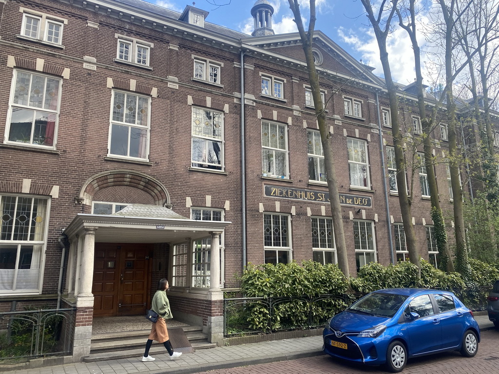 Miaomiao in front of the former Ziekenhuis St. Joan De Deo hospital at the Papenhulst street