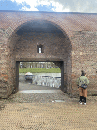Miaomiao and Max in front of the gate in the city wall and the pedestrian bridge over the west side of the Stadsgracht canal at the Zuiderpark