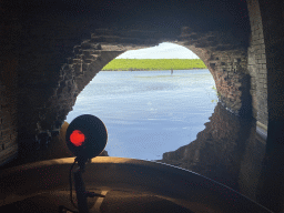 Exit of the Kruisbroedershekel tunnel from the Binnendieze river to the Singelgracht canal, viewed from the tour boat