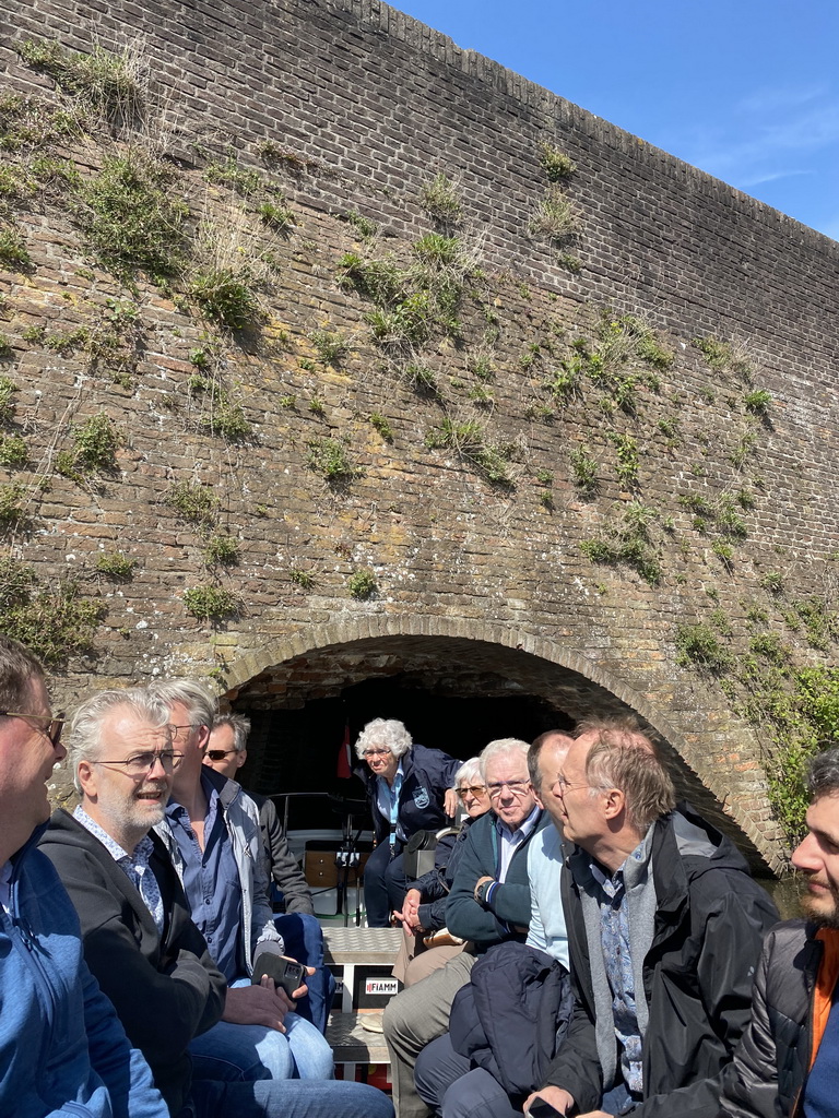 Our tour boat with the guide at the exit of the Kruisbroedershekel tunnel from the Binnendieze river to the Singelgracht canal