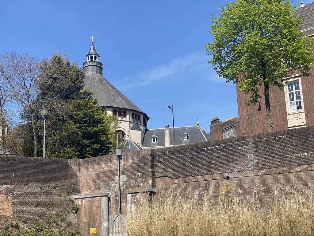 Boats on the Singelgracht canal, the Zuidwal wall and the St. Catharina Church, viewed from the tour boat