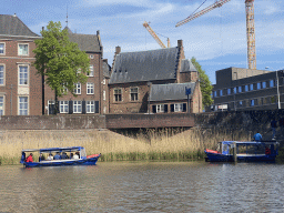 Boats on the Singelgracht canal, the Kuin & Kuin Architecten building and the Rijkswaterstaat building, viewed from the tour boat