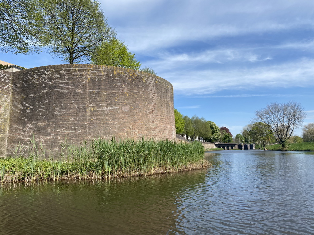 The Singelgracht canal, a bastion, the sluice at the Zuidwal wall and the Bossche Broek grassland, viewed from the tour boat