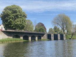 The Singelgracht canal and the sluice at the Zuidwal wall, viewed from the tour boat