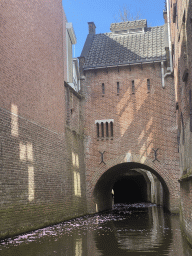 Building over the Binnendieze canal at the Oude Bogardenstraatje street, viewed from the tour boat
