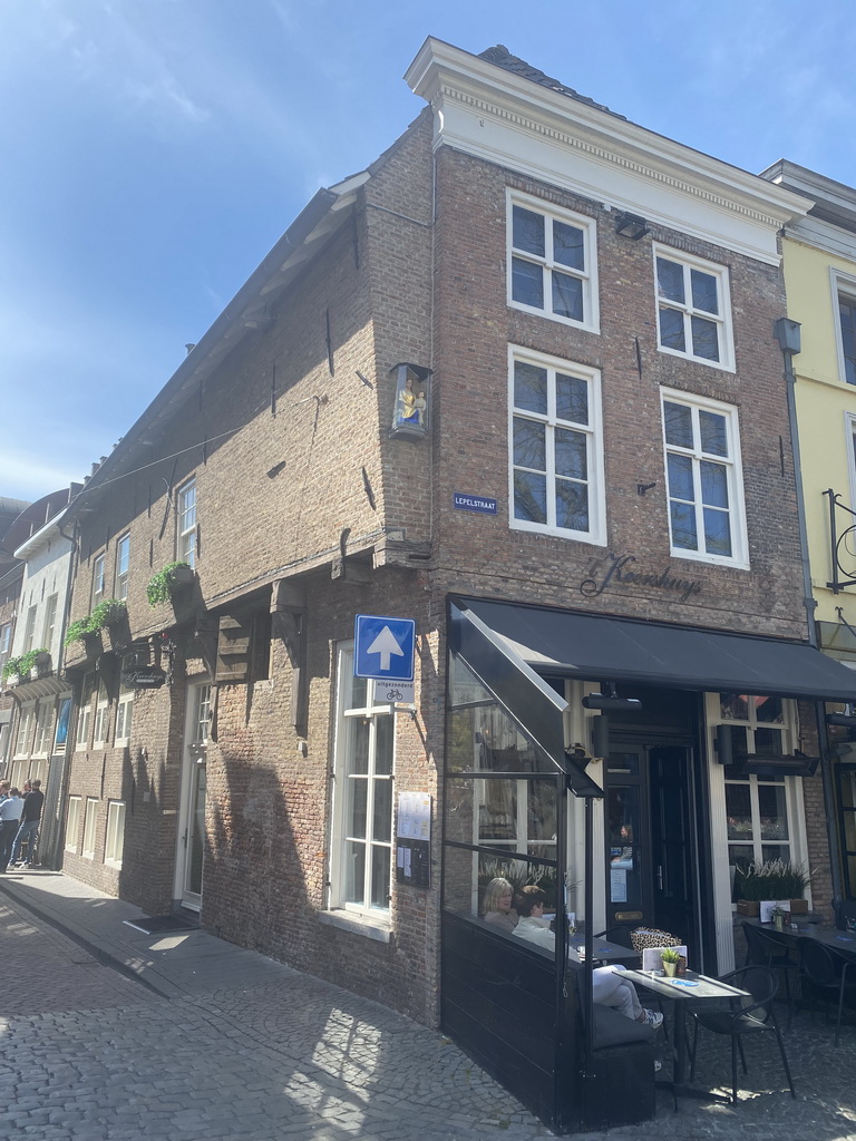 Building at the crossing at the Lepelstraat and the Sint Jansstraat streets, during the Stegenwandeling walking tour