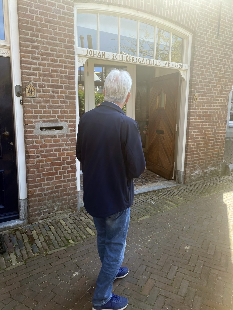 Our guide in front of the Johan Schildersgasthuis at the Gasthuispoort street, during the Stegenwandeling walking tour