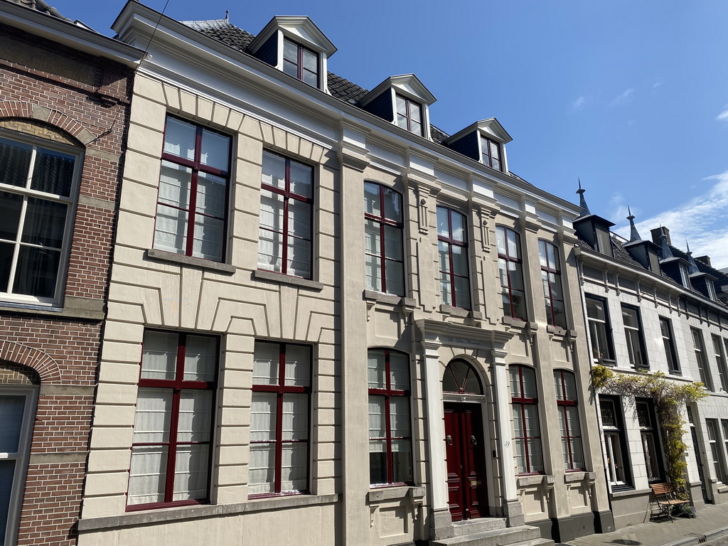 Front of the house `De Drie Morianen` at the Postelstraat street, during the Stegenwandeling walking tour